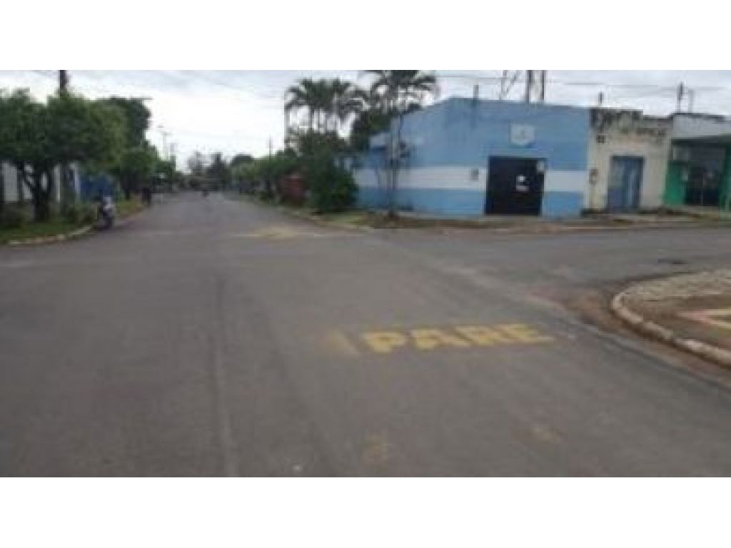 Um servidor público de novo horizonte faz faixa nas ruas do município  