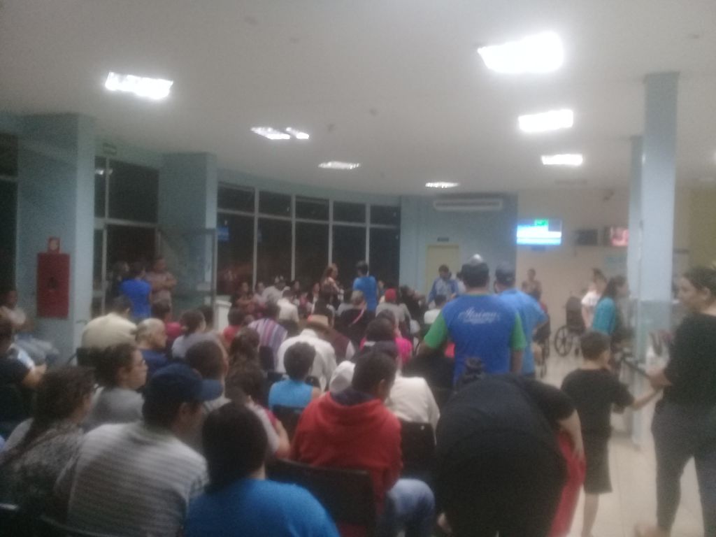 A SAÚDE EM CASCAVEL ESTA RUIM, MÃE COM SEU FILHO FICA 9 HORAS NA UPA PARA SER ATENDIDA