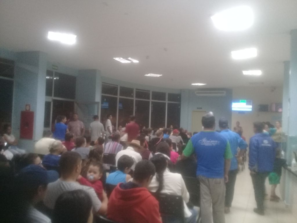 A SAÚDE EM CASCAVEL ESTA RUIM, MÃE COM SEU FILHO FICA 9 HORAS NA UPA PARA SER ATENDIDA