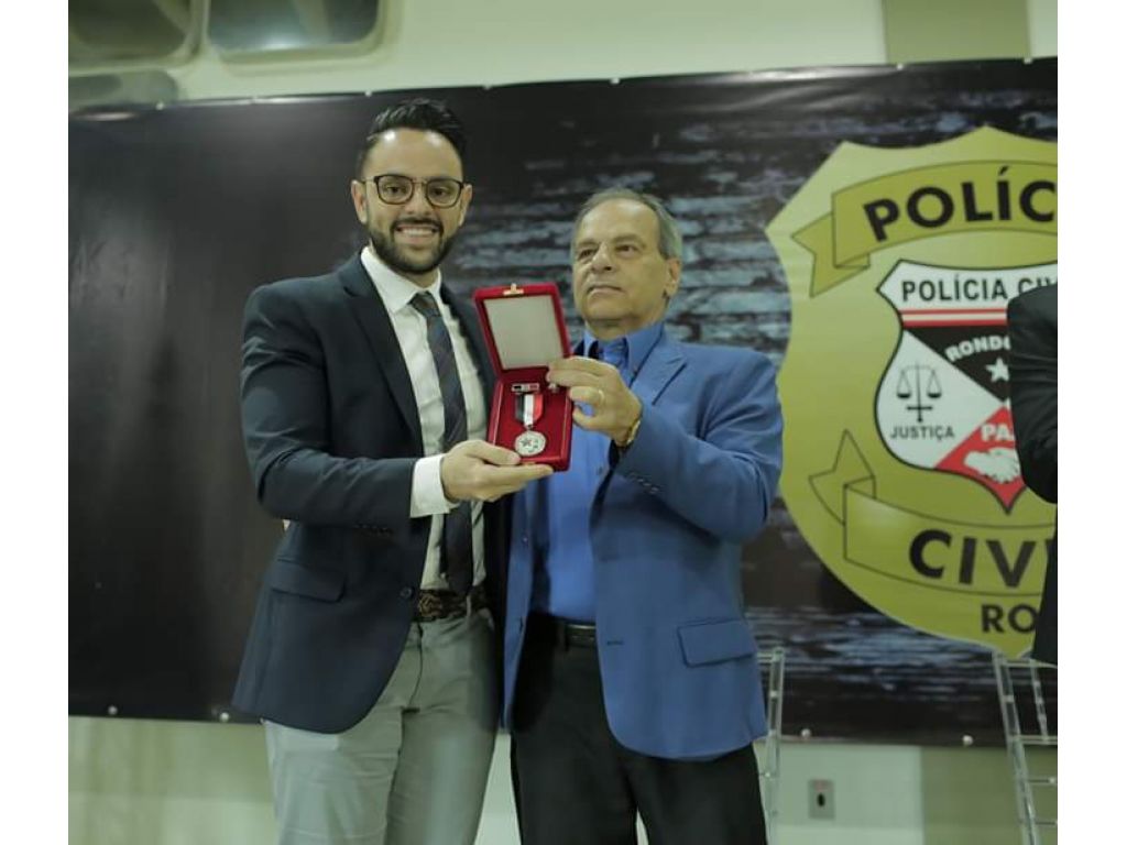  Júnior Gonçalves da casa Civil ganha medalha de honra por serviço prestado em Rondônia!! Será que ele merece !?
