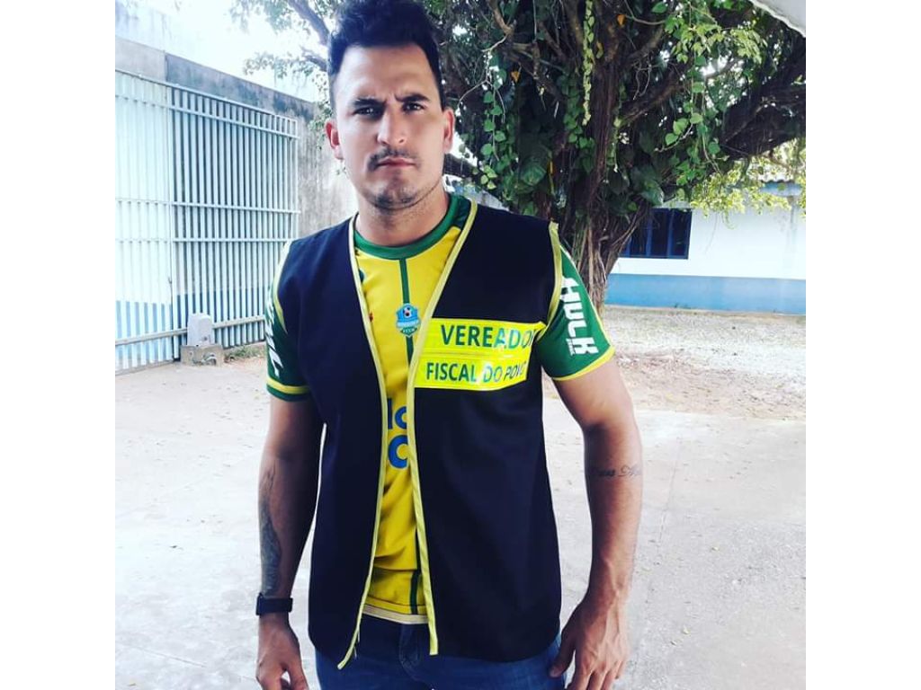 O vereador Rafael e o Fera da cidade de Ariquemes Rondônia e impedido de entrar no almoxarifado da secretaria da saúde. 