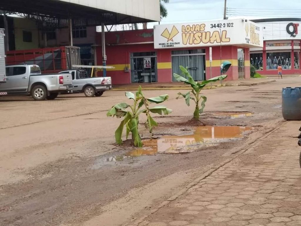 Rolim de Moura uma vergonha na atual administração do prefeito Luizão do Trento e seu vice-prefeito Fabricio de Melo deixa muito a desejar pelo município 