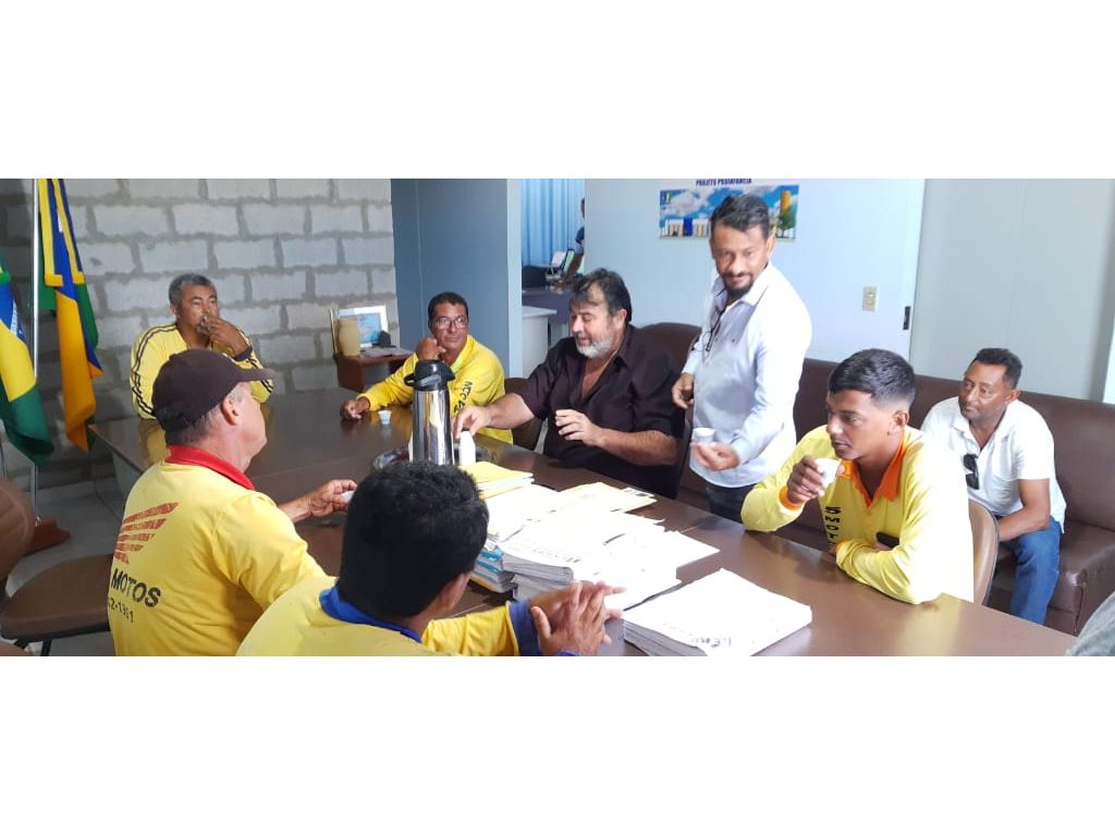 Os moto taxista e taxista de São Miguel do Guaporé estiveram na Prefeitura Municipal reunido com o prefeito