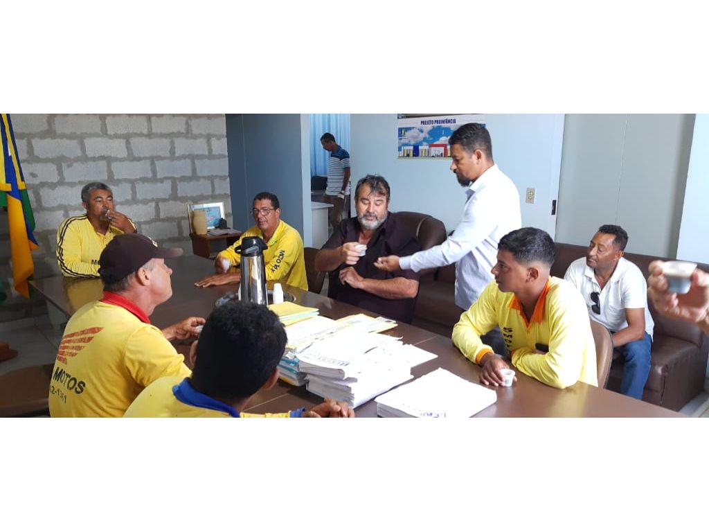 Os moto taxista e taxista de São Miguel do Guaporé estiveram na Prefeitura Municipal reunido com o prefeito