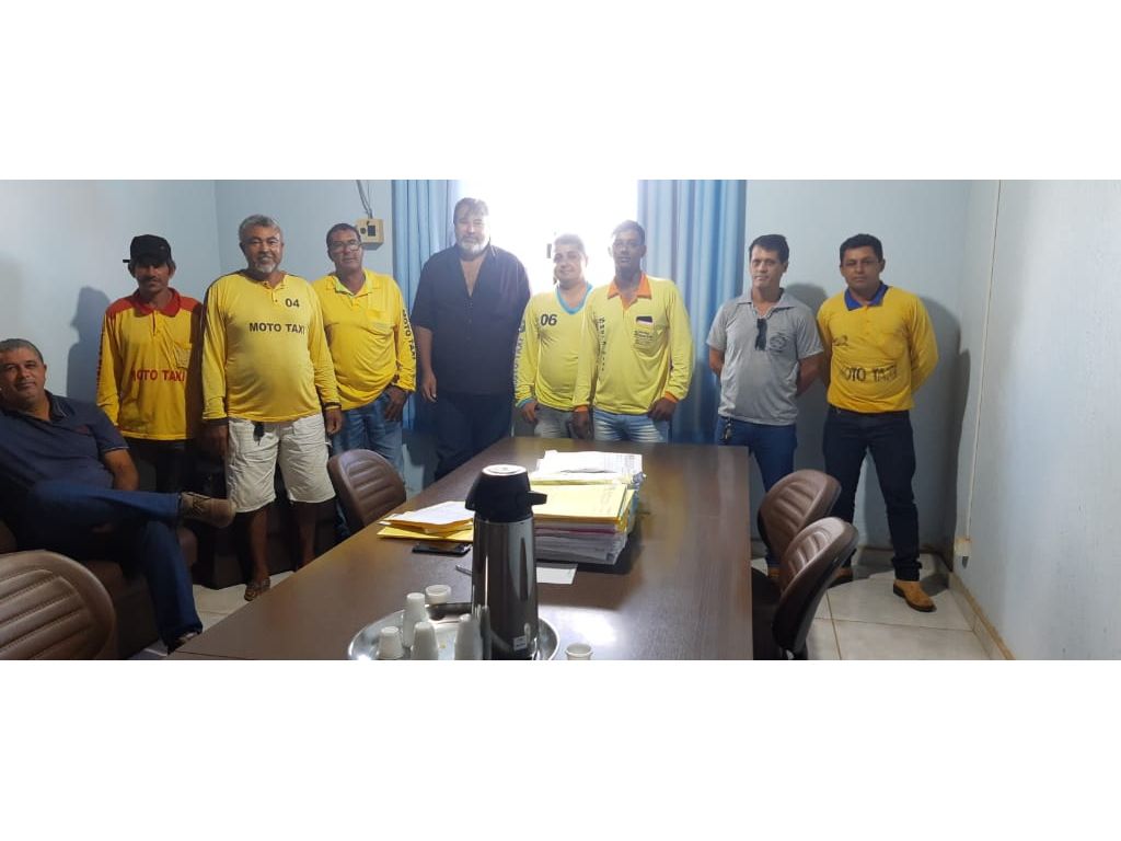 Os moto taxista e taxista de São Miguel do Guaporé estiveram na Prefeitura Municipal reunido com o prefeito