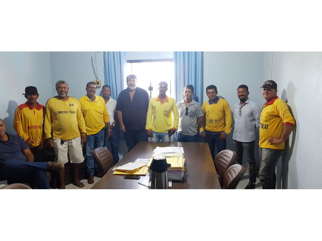 Os moto taxista e taxista de São Miguel do Guaporé estiveram na Prefeitura Municipal reunido com o prefeito