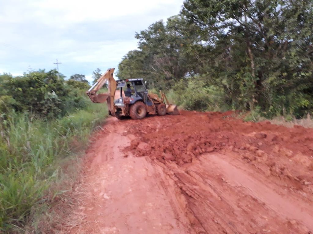 Uma vergonha para os administradores de um município que precisa a população pagar uma máquina para não ficar sem estrada