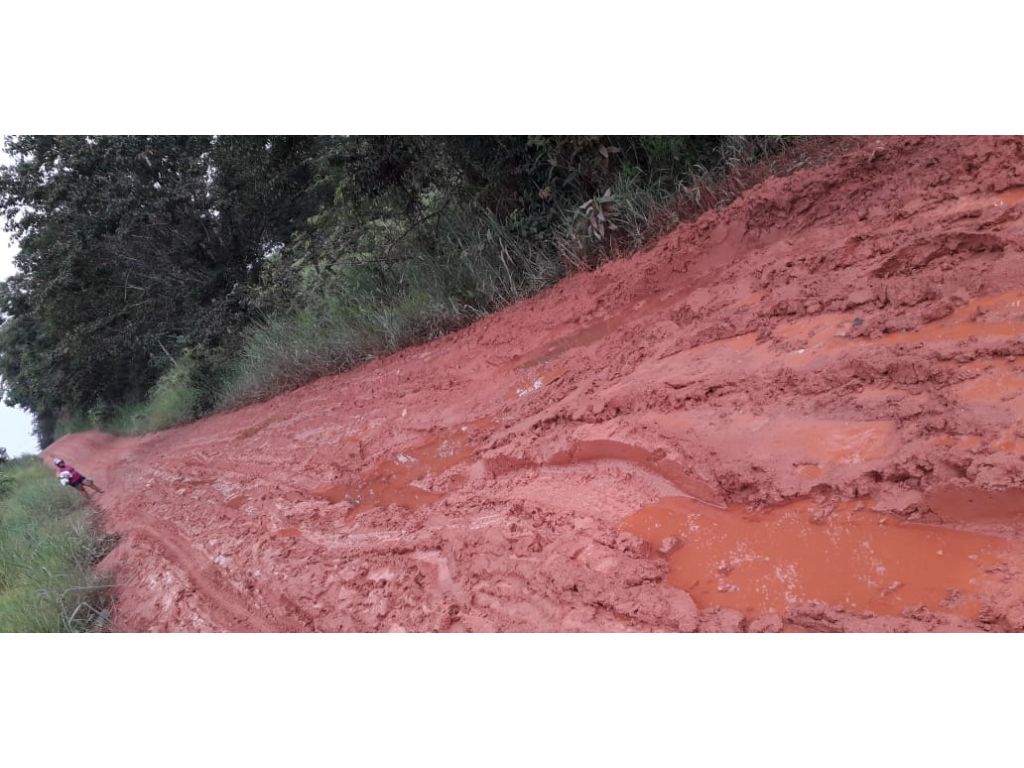 Uma vergonha para os administradores de um município que precisa a população pagar uma máquina para não ficar sem estrada