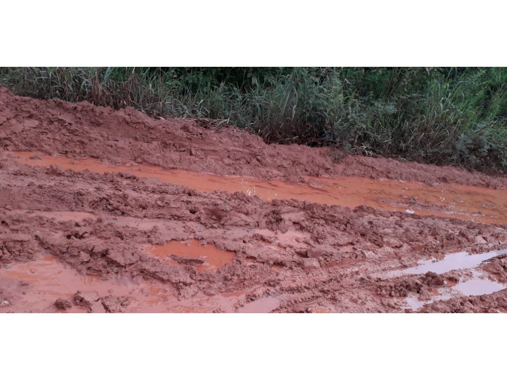 Uma vergonha para os administradores de um município que precisa a população pagar uma máquina para não ficar sem estrada