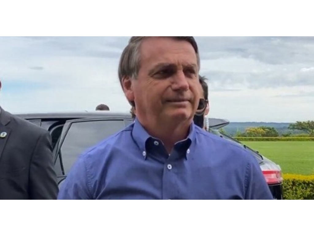 O QUE VOCÊ ACHOU? Bolsonaro posa para selfies e fala sobre elogios que recebeu de Putin
