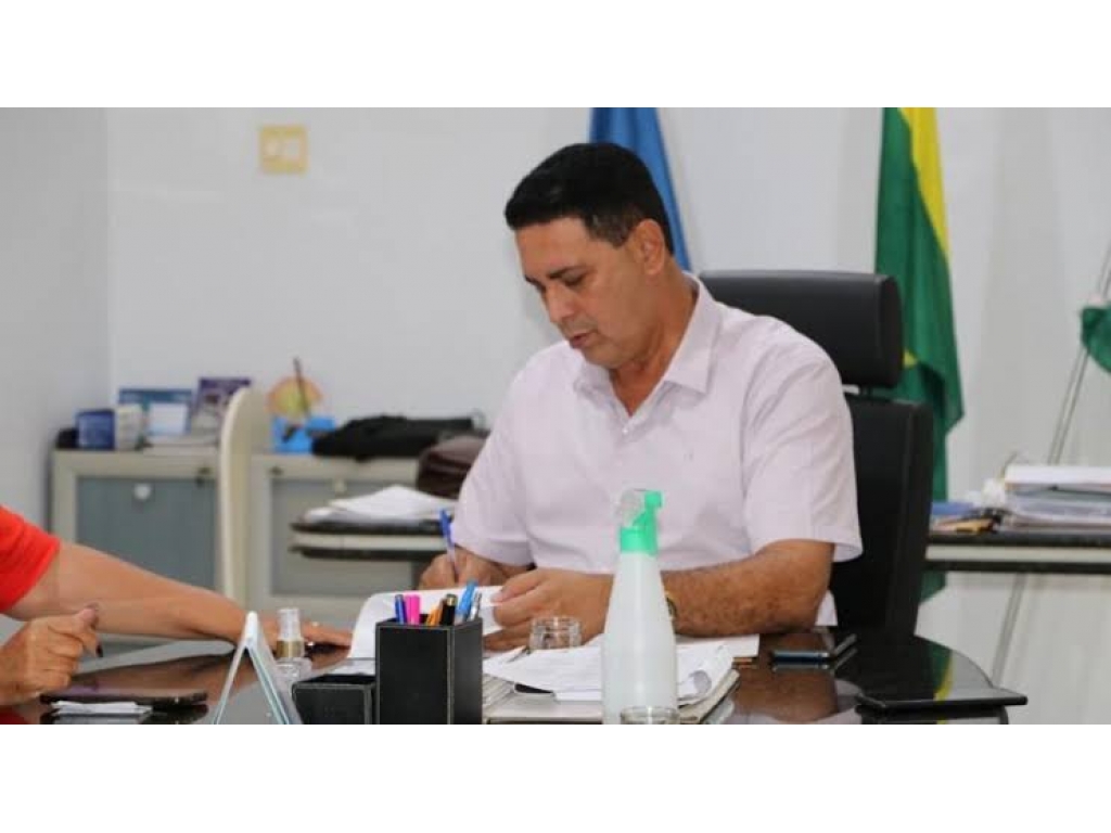 ATENÇÃO: Aldo Júlio prefeito de Rolim de Moura Não quer pagar salários justo aos professores 